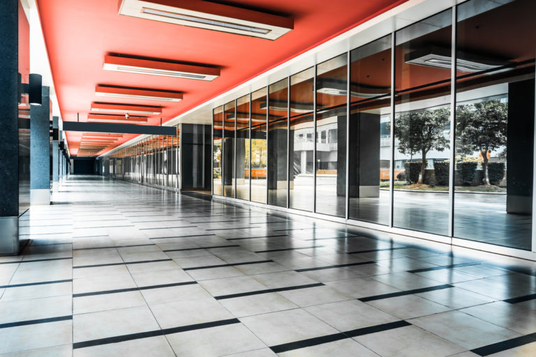 Installez une baie vitrée à la place d'une porte de garage